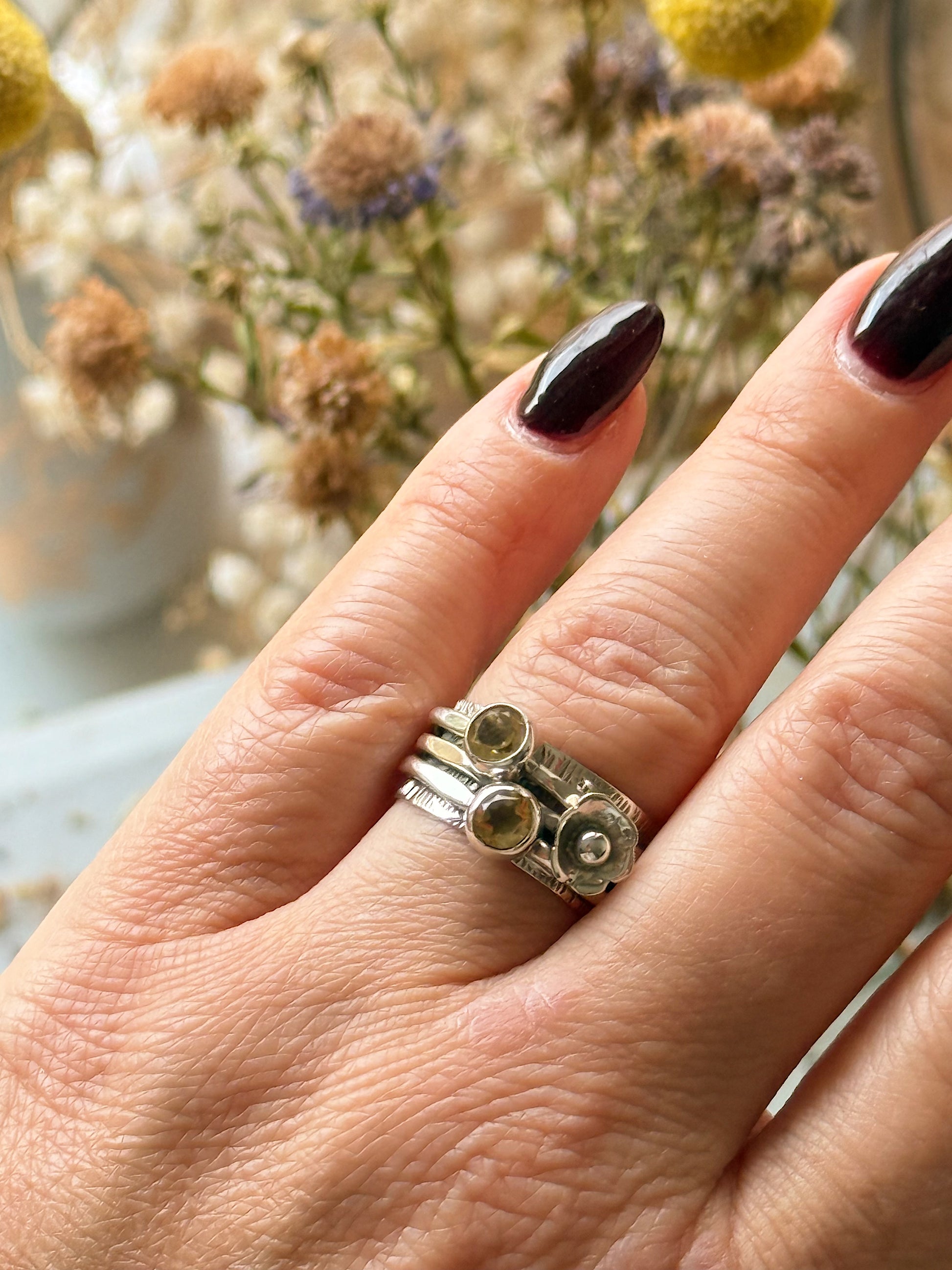 Sidabrinis žiedas su Nefrito ir Peridoto kristalais / 20 dydis