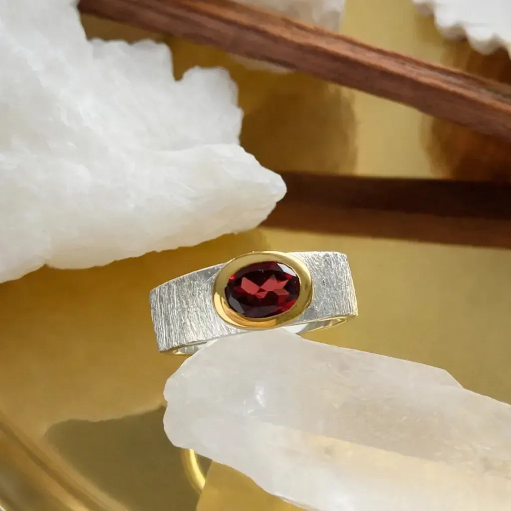 Sidabrinis žiedas su Granatu
