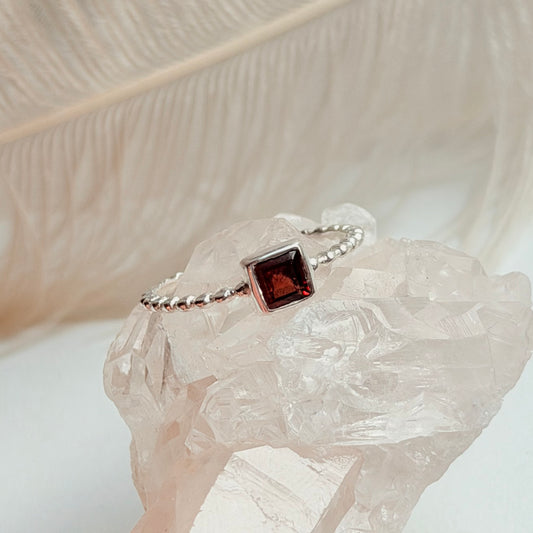 Sidabrinis žiedas su Granatu