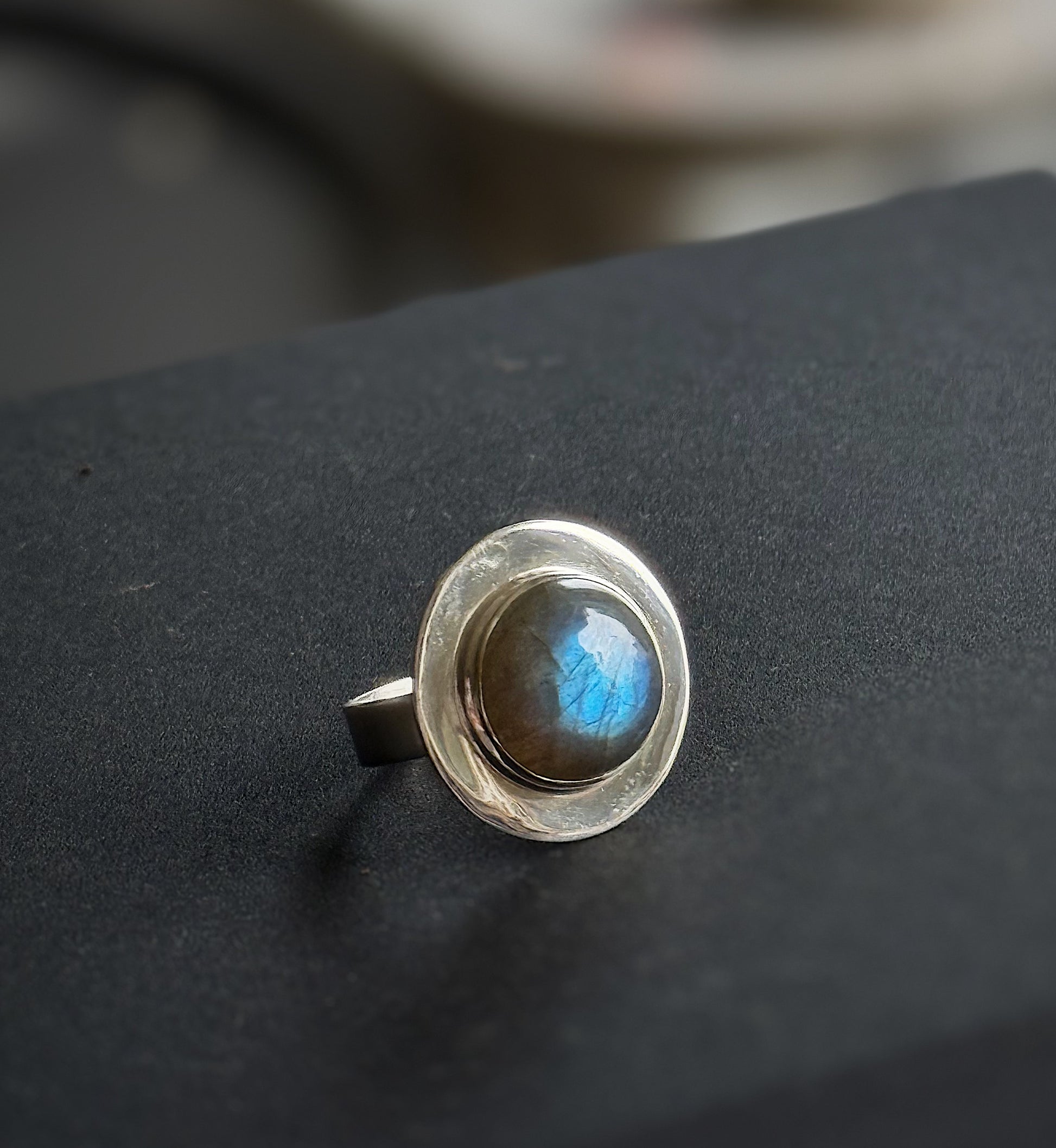 Sidabrinis žiedas su Labradorito kristalu
