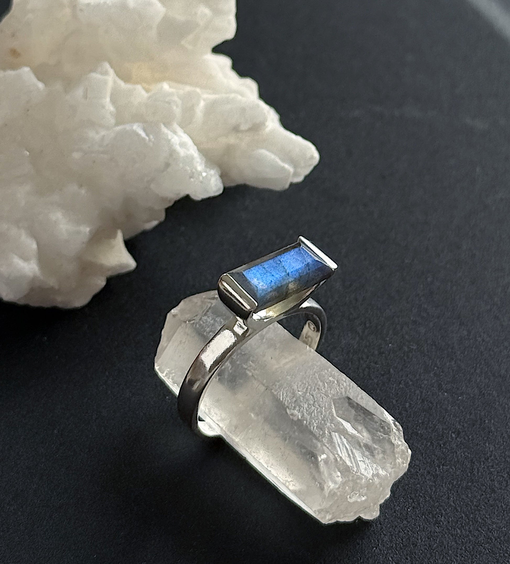Sidabrinis žiedas su Labradorito kristalu