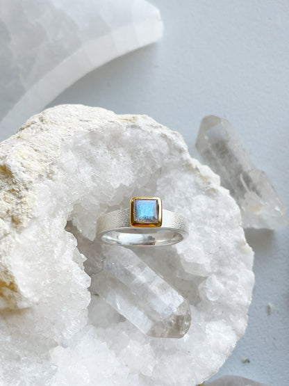 Sidabrinis žiedas su Labradoritu