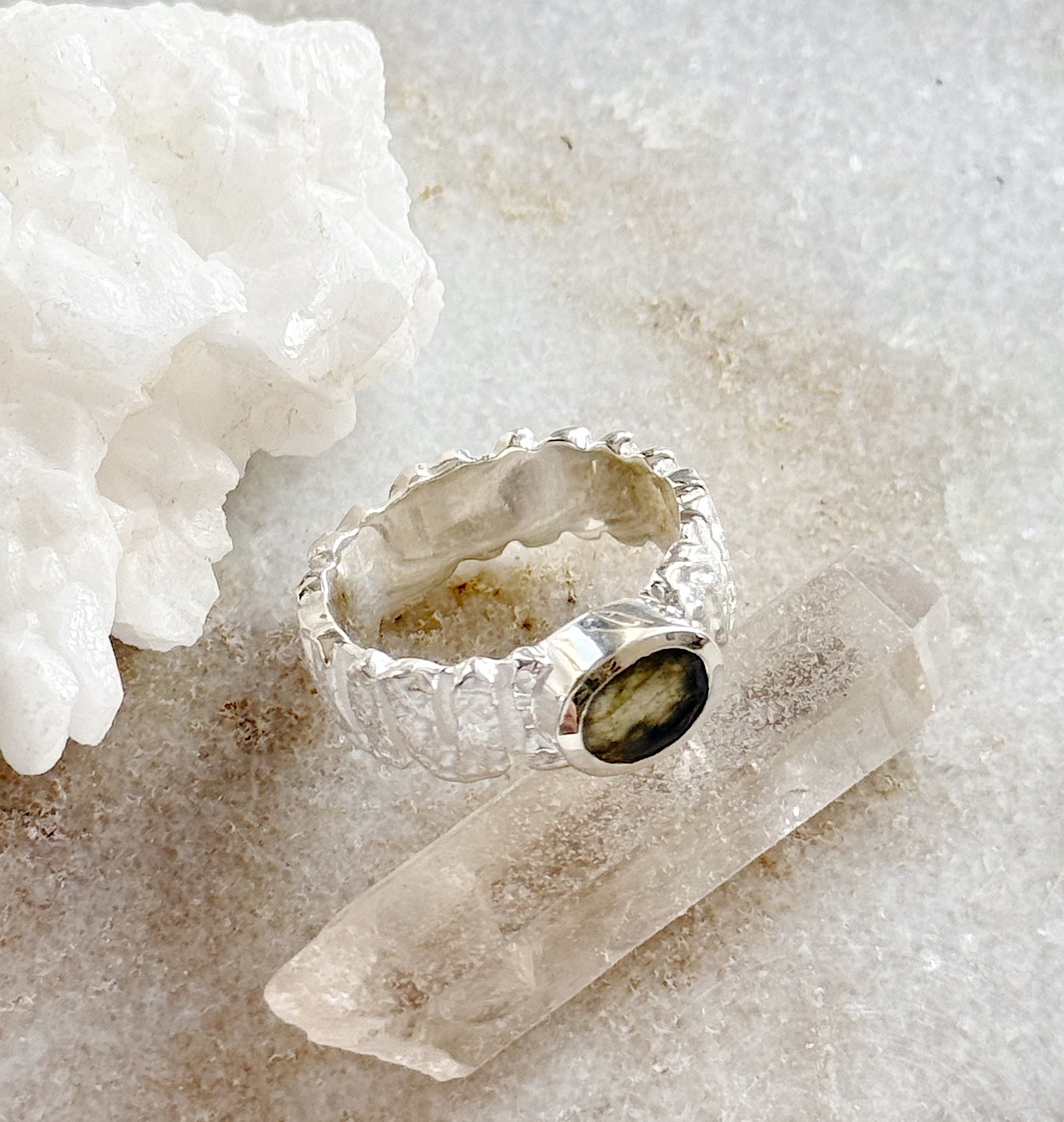 Sidabrinis žiedas su Labradoritu “Nakties švytėjimas”