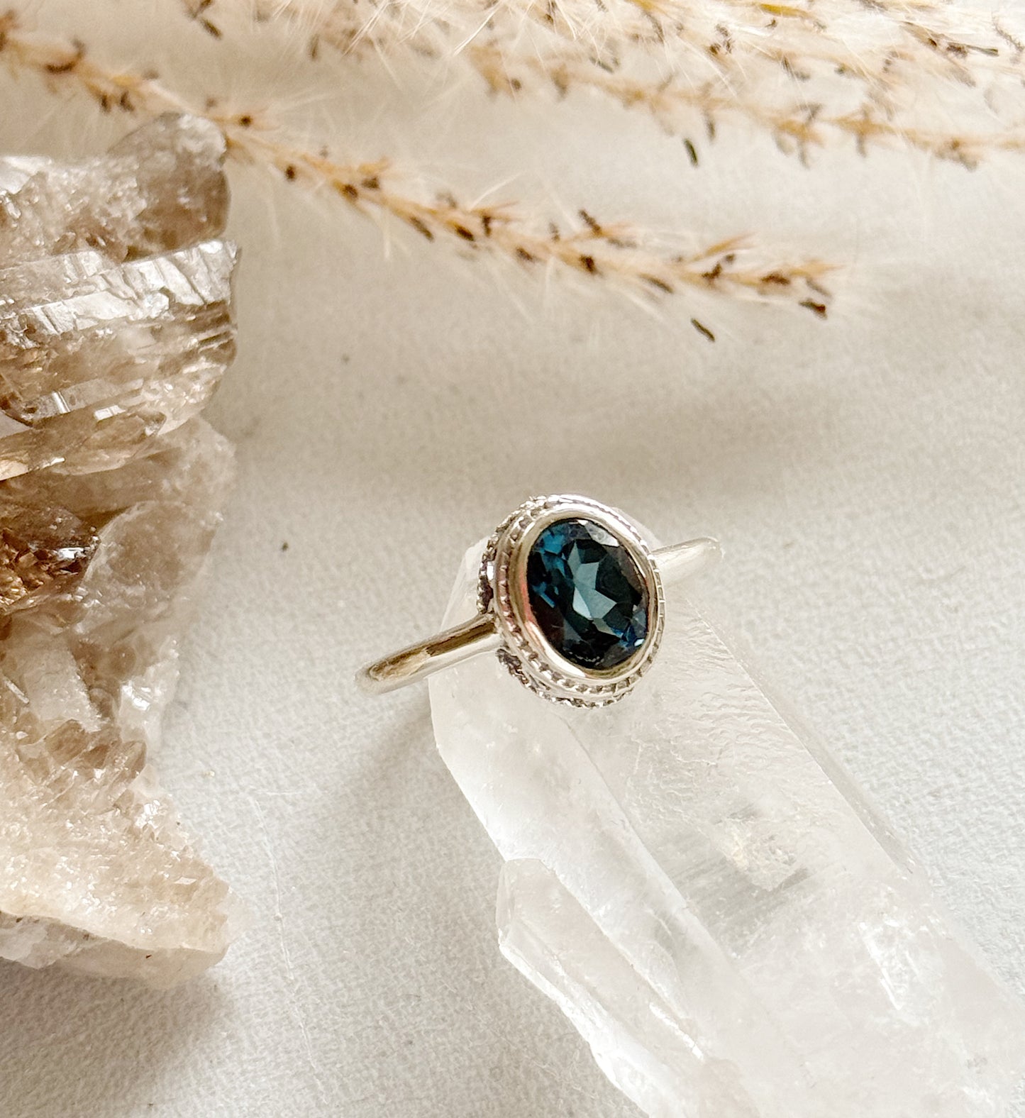 Sidabrinis žiedas su Londono mėlynuoju Topazu