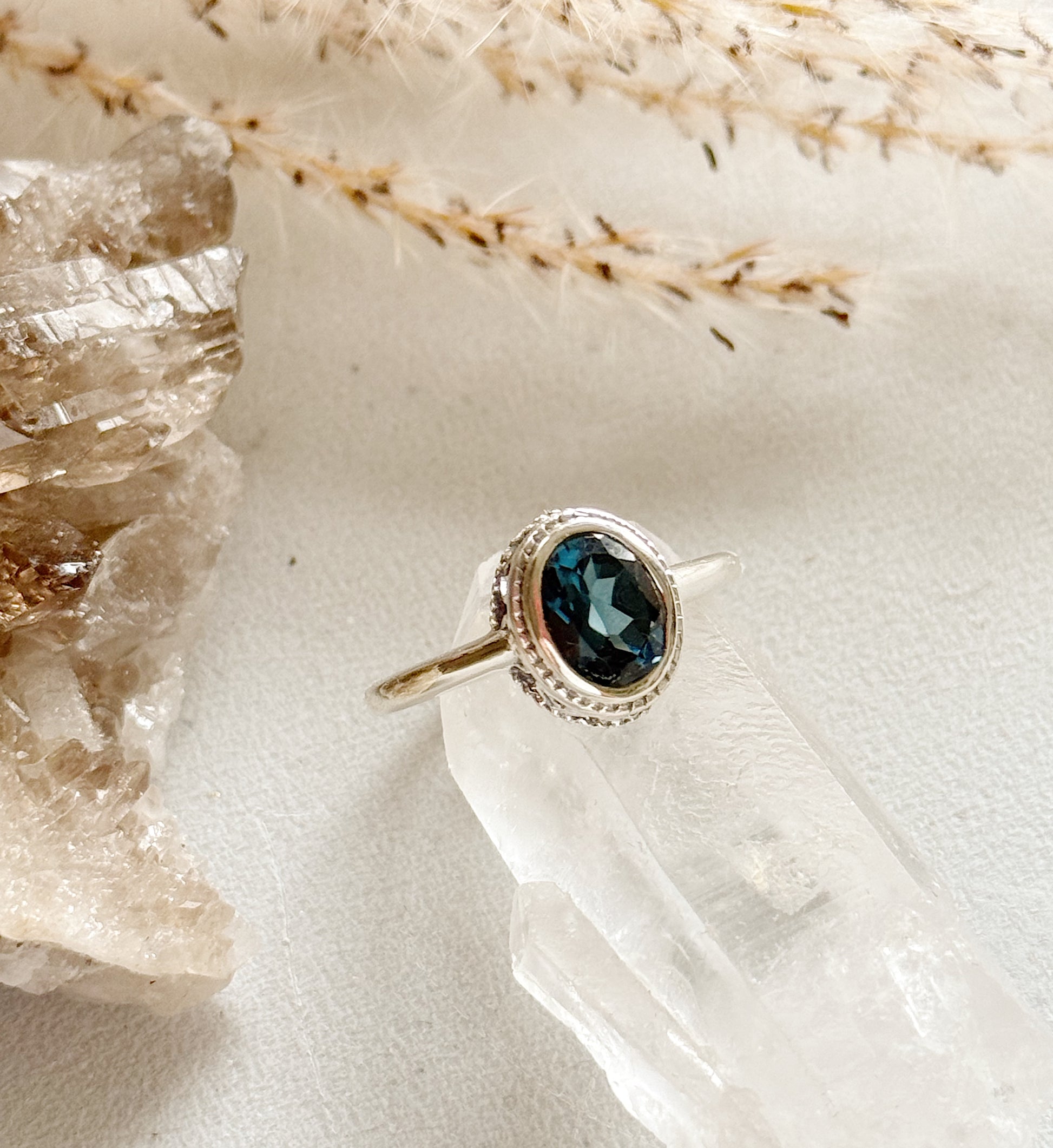 Sidabrinis žiedas su Londono mėlynuoju Topazu