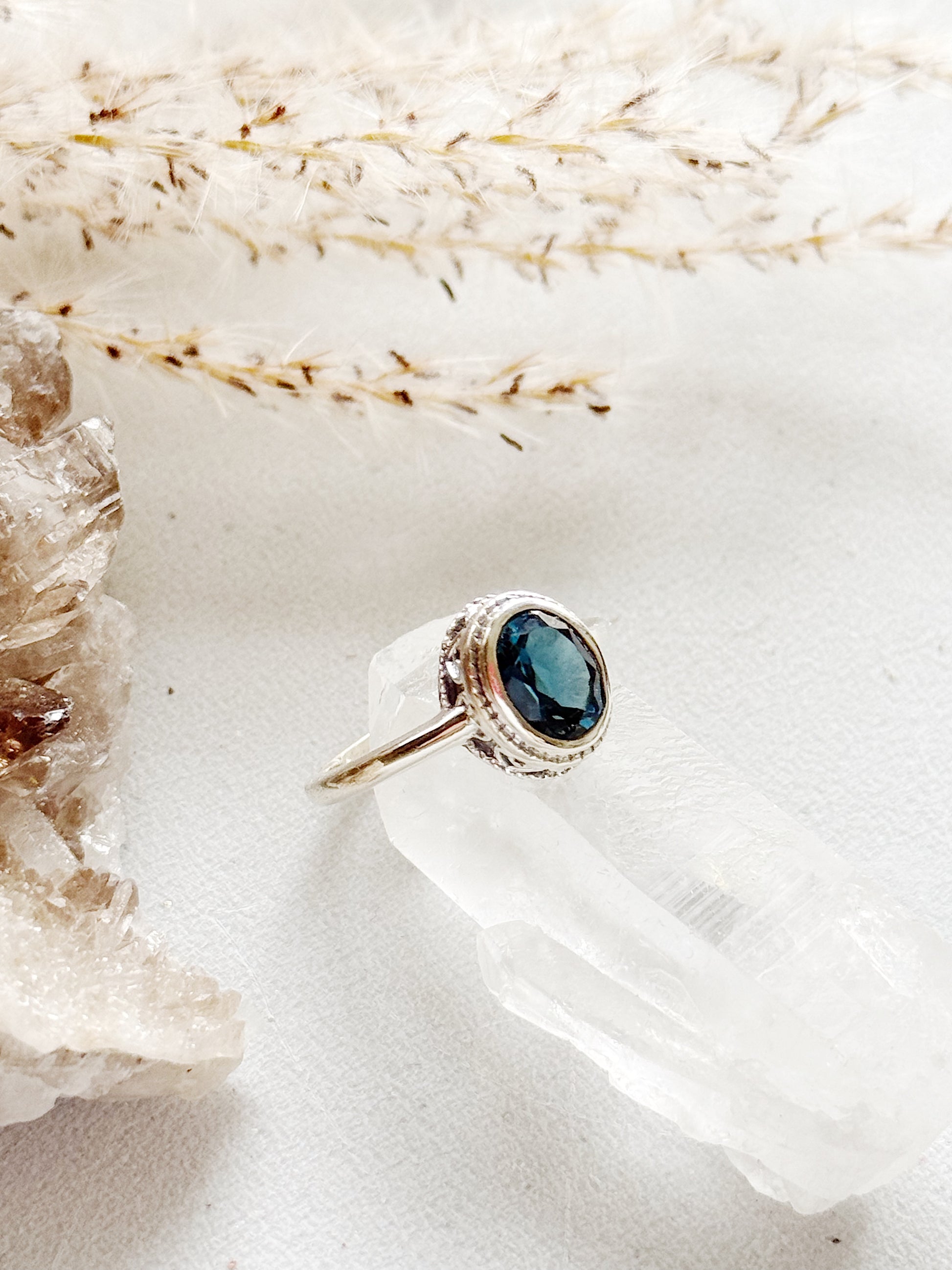 Sidabrinis žiedas su Londono mėlynuoju Topazu