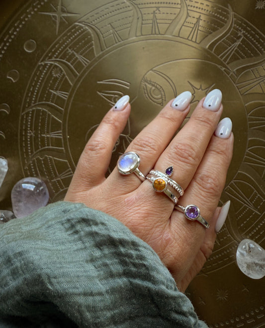 Sidabrinis žiedas su Mėnulio akmeniu