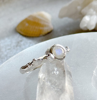 Sidabrinis žiedas su Mėnulio akmeniu