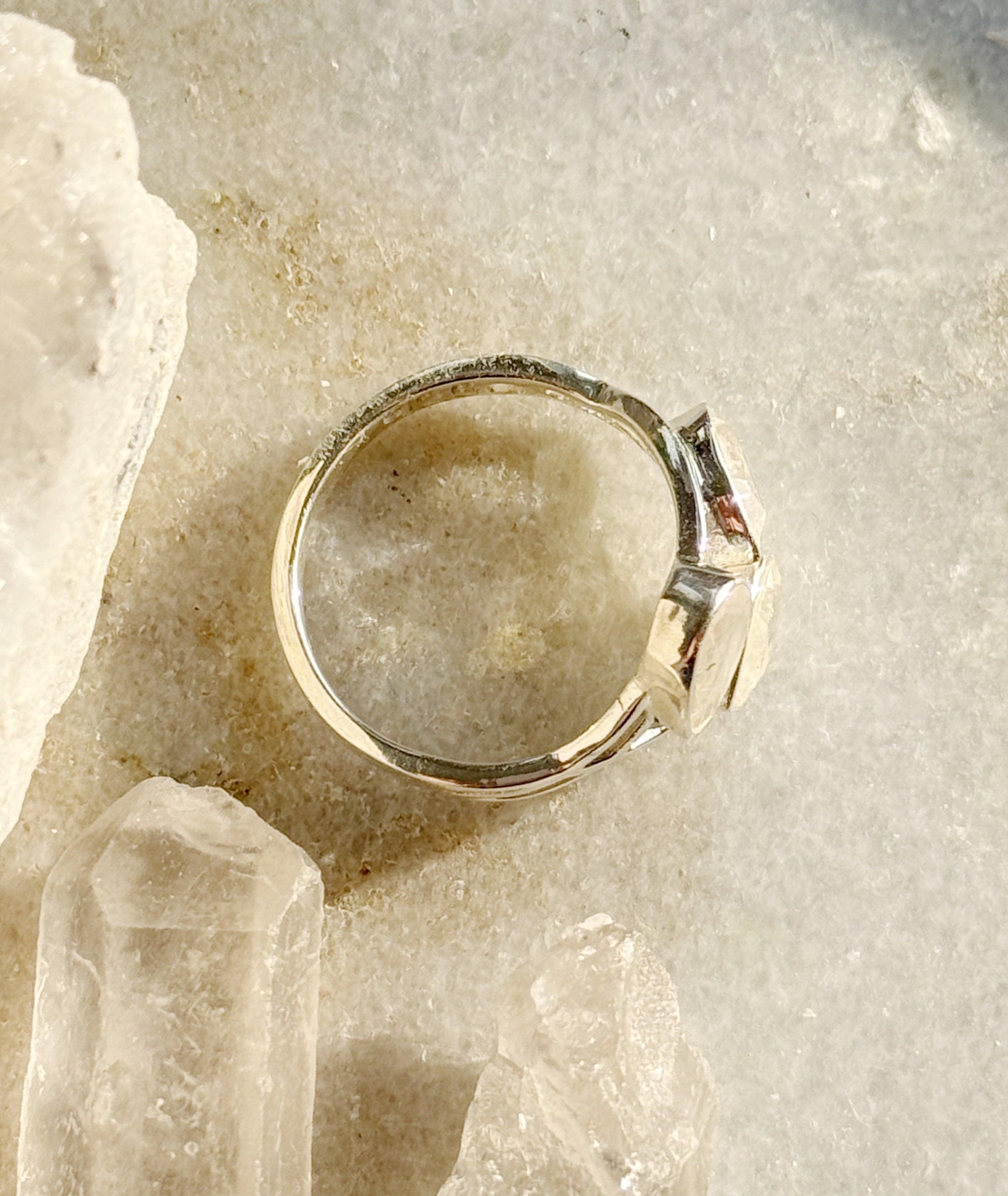 Sidabrinis žiedas su Mėnulio akmeniu