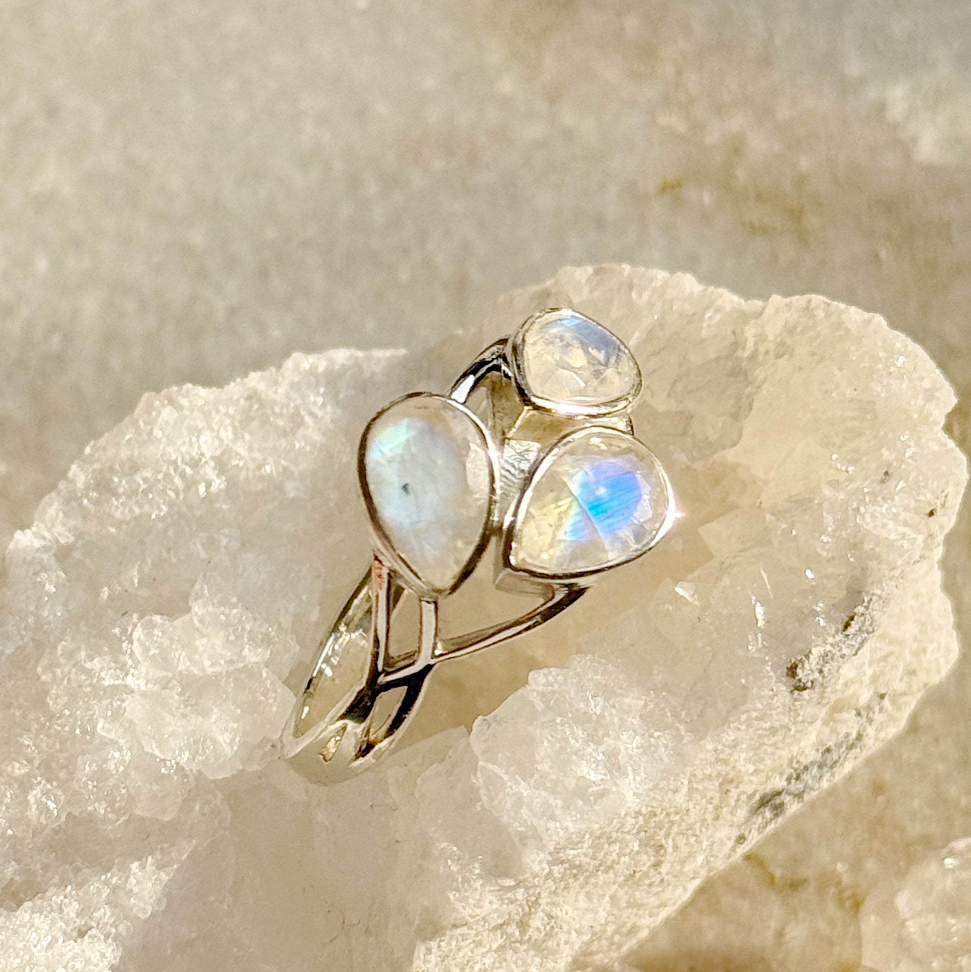 Sidabrinis žiedas su Mėnulio akmeniu