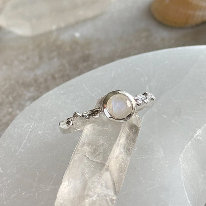 Sidabrinis žiedas su Mėnulio akmeniu