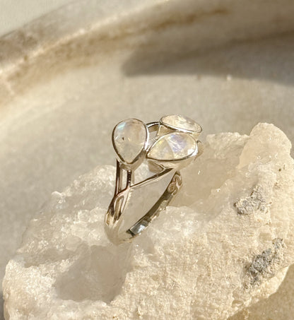 Sidabrinis žiedas su Mėnulio akmeniu