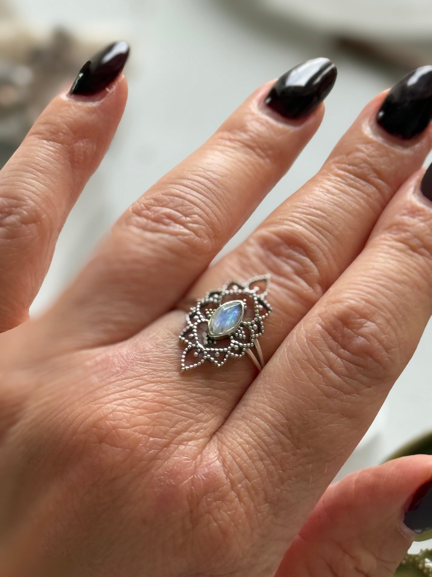 Sidabrinis žiedas su Mėnulio akmeniu “Pasaka”