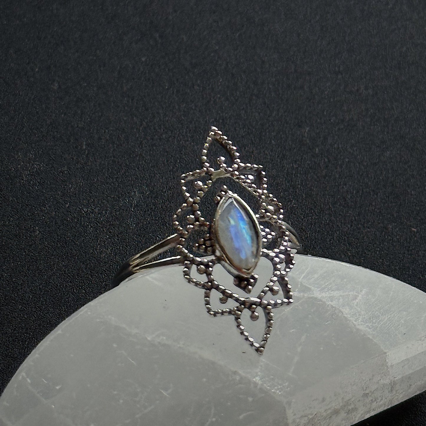 Sidabrinis žiedas su Mėnulio akmeniu “Pasaka”