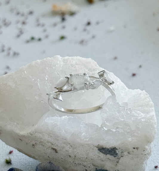 Sidabrinis žiedas su Mėnulio akmeniu