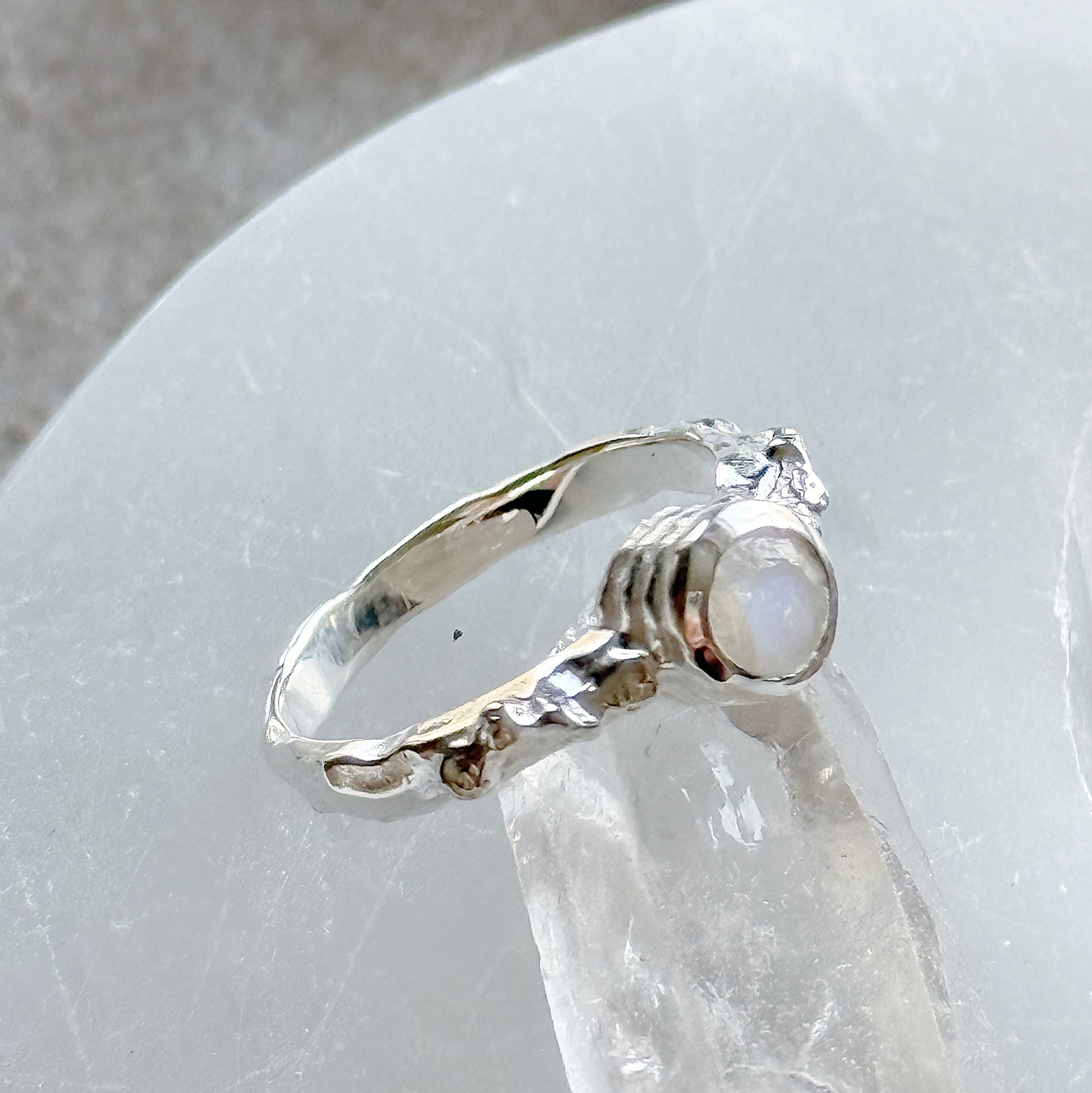 Sidabrinis žiedas su Mėnulio akmeniu