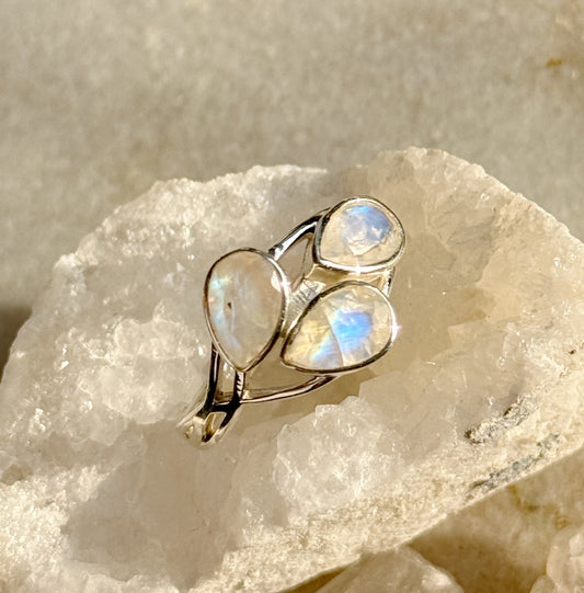 Sidabrinis žiedas su Mėnulio akmeniu