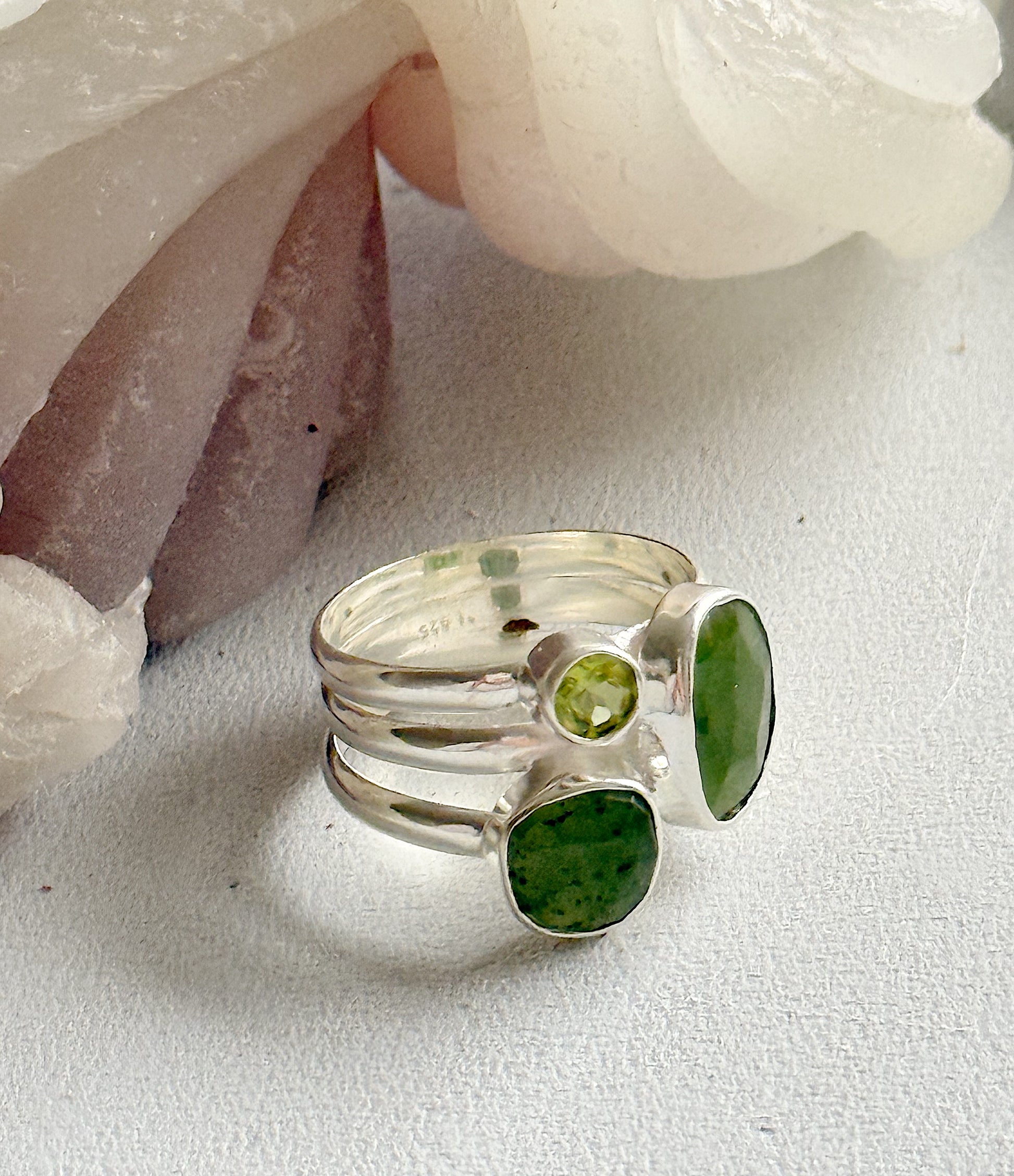 Sidabrinis žiedas su Nefrito ir Peridoto kristalais / 20 dydis
