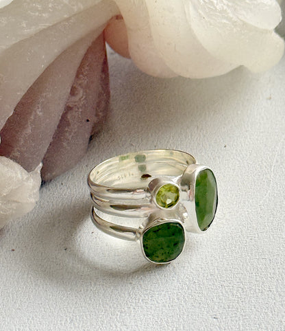 Sidabrinis žiedas su Nefrito ir Peridoto kristalais / 20 dydis