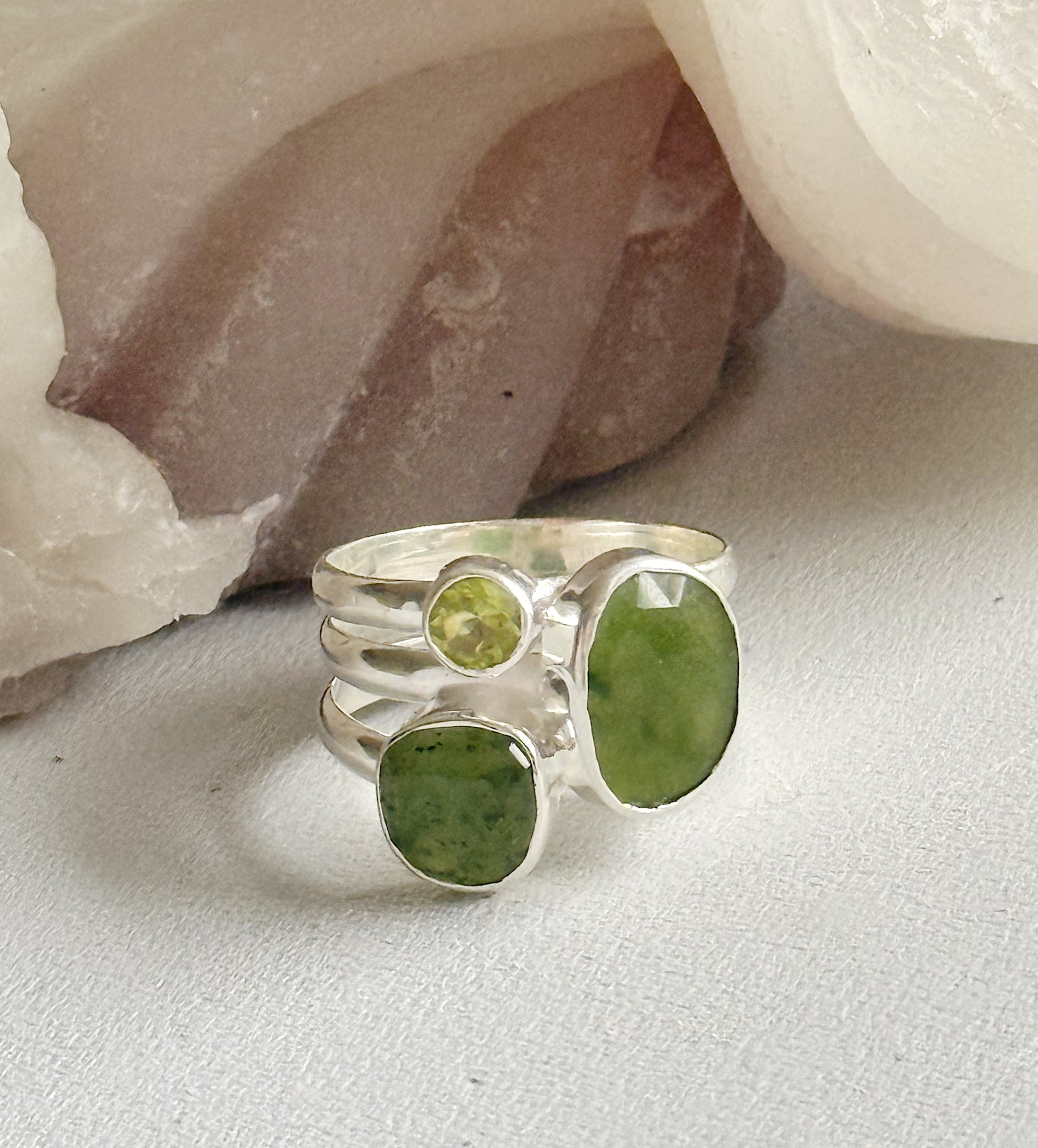 Sidabrinis žiedas su Nefrito ir Peridoto kristalais / 20 dydis