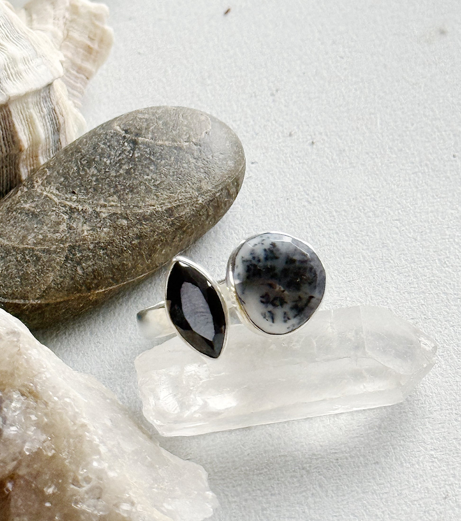 Sidabrinis žiedas su Onikso ir dendritinio opalo kristalais / 16 dydis