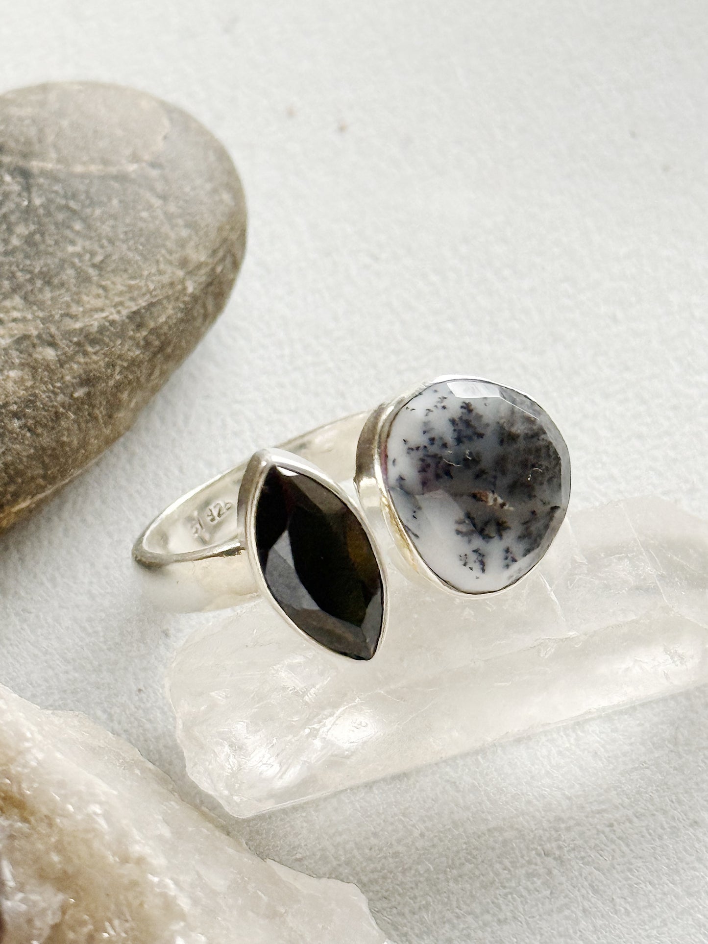 Sidabrinis žiedas su Onikso ir dendritinio opalo kristalais / 16 dydis