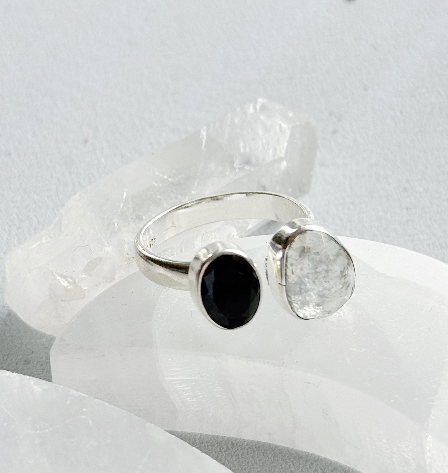 Sidabrinis žiedas su Onikso ir kalnų krištolo kristalais / 16 dydis