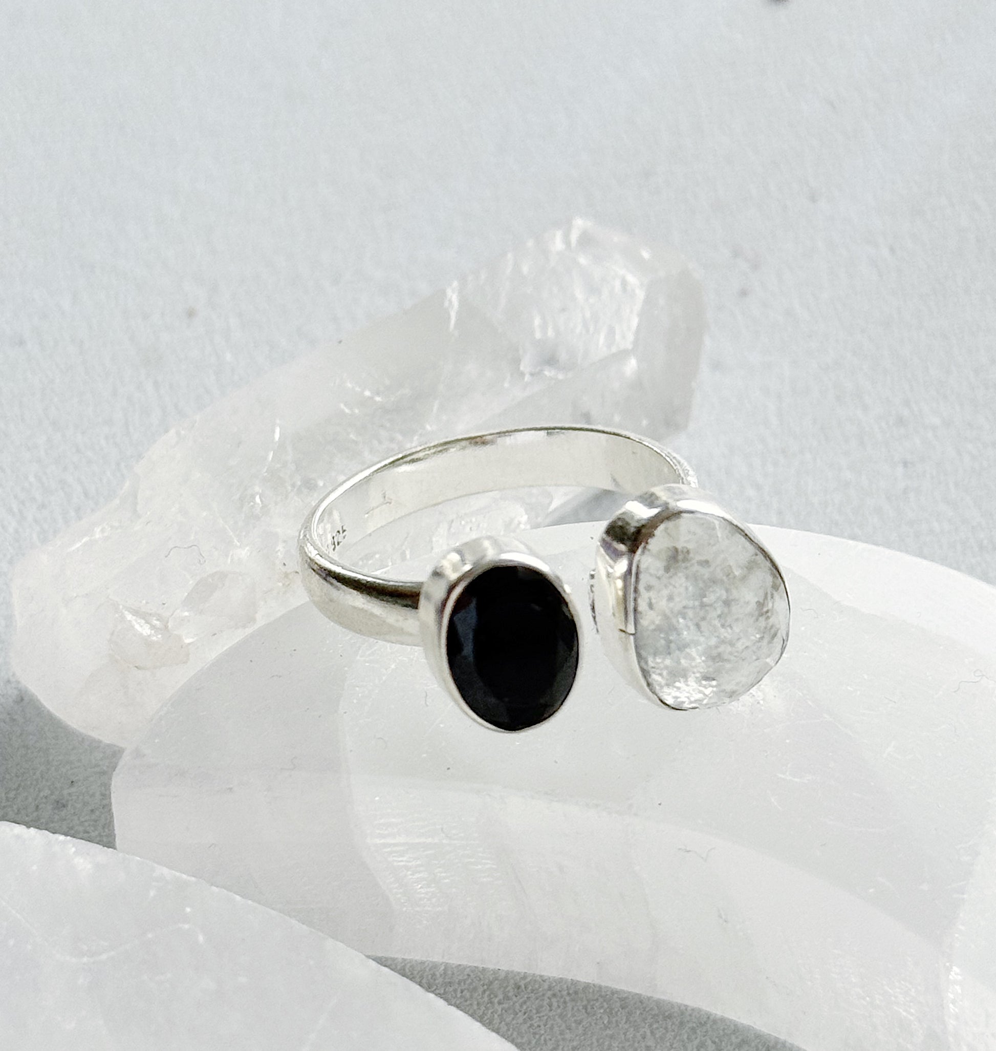 Sidabrinis žiedas su Onikso ir kalnų krištolo kristalais / 16 dydis