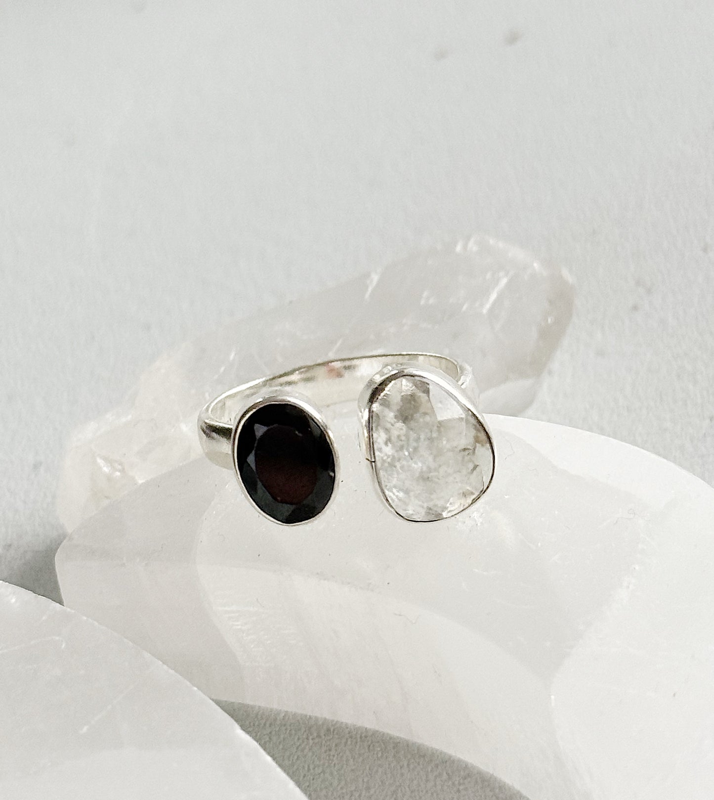 Sidabrinis žiedas su Onikso ir kalnų krištolo kristalais / 16 dydis