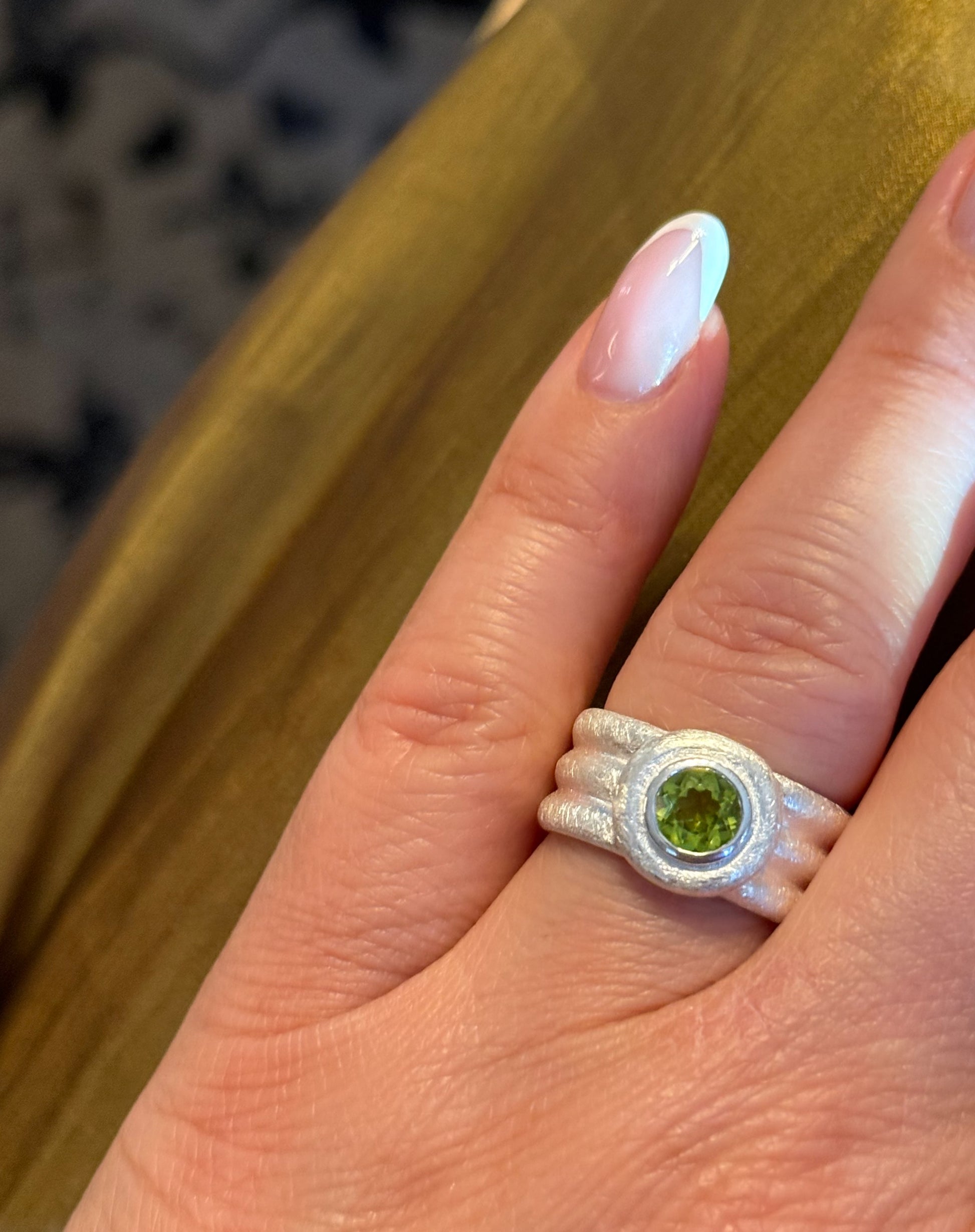 Sidabrinis žiedas su Peridotu