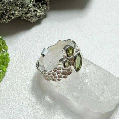 Sidabrinis žiedas su Peridotu “Trio”