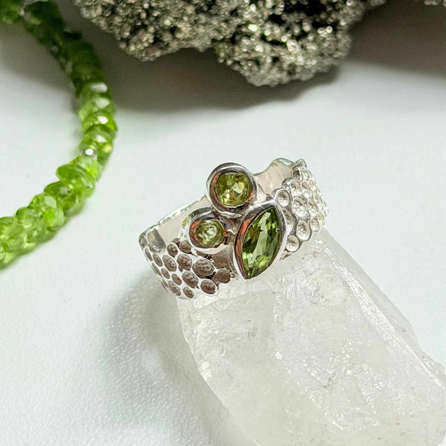 Sidabrinis žiedas su Peridotu “Trio”