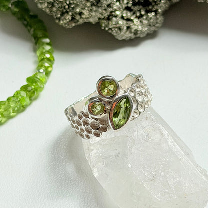 Sidabrinis žiedas su Peridotu “Trio”