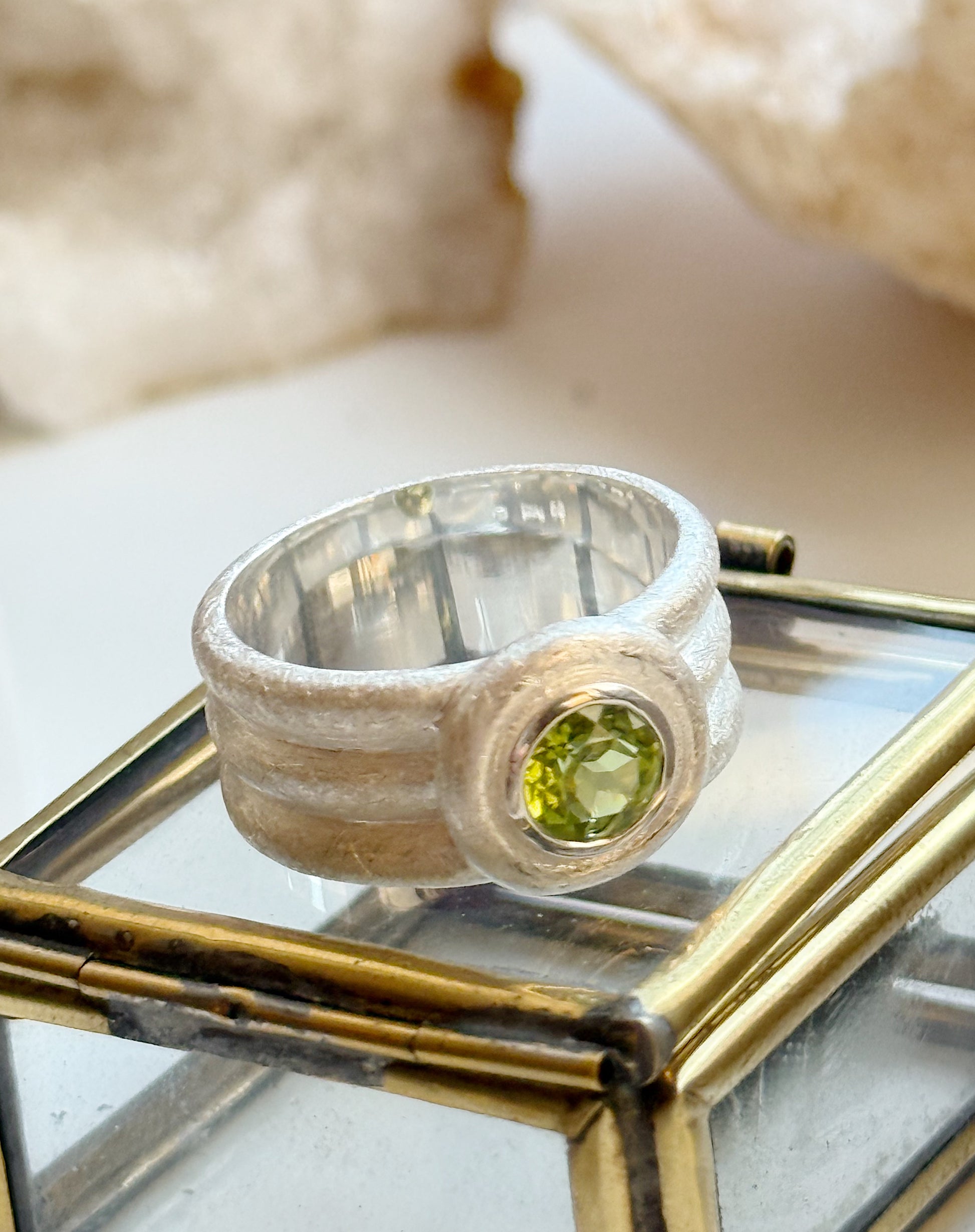 Sidabrinis žiedas su Peridotu