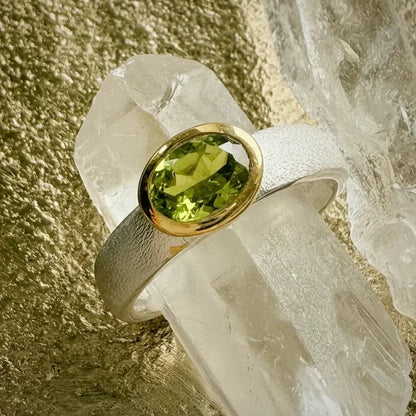 Sidabrinis žiedas su Peridotu