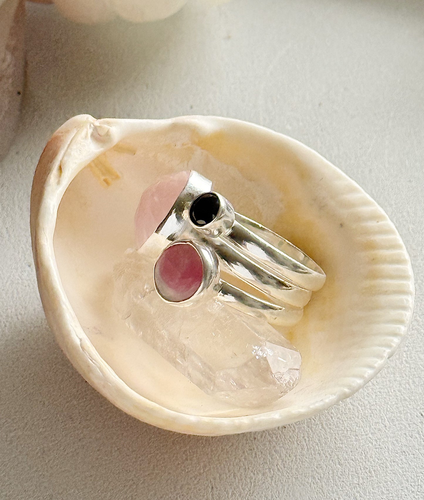 Sidabrinis žiedas su Rožiniu kvarcu, Turmalinu ir Oniksu/ 18 dydis