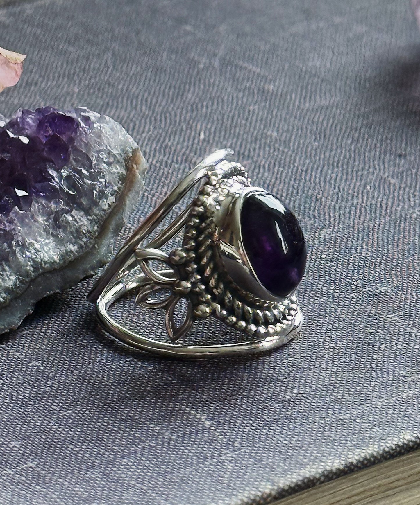 Sidabrinis žiedas su ametistu “Harmonija”