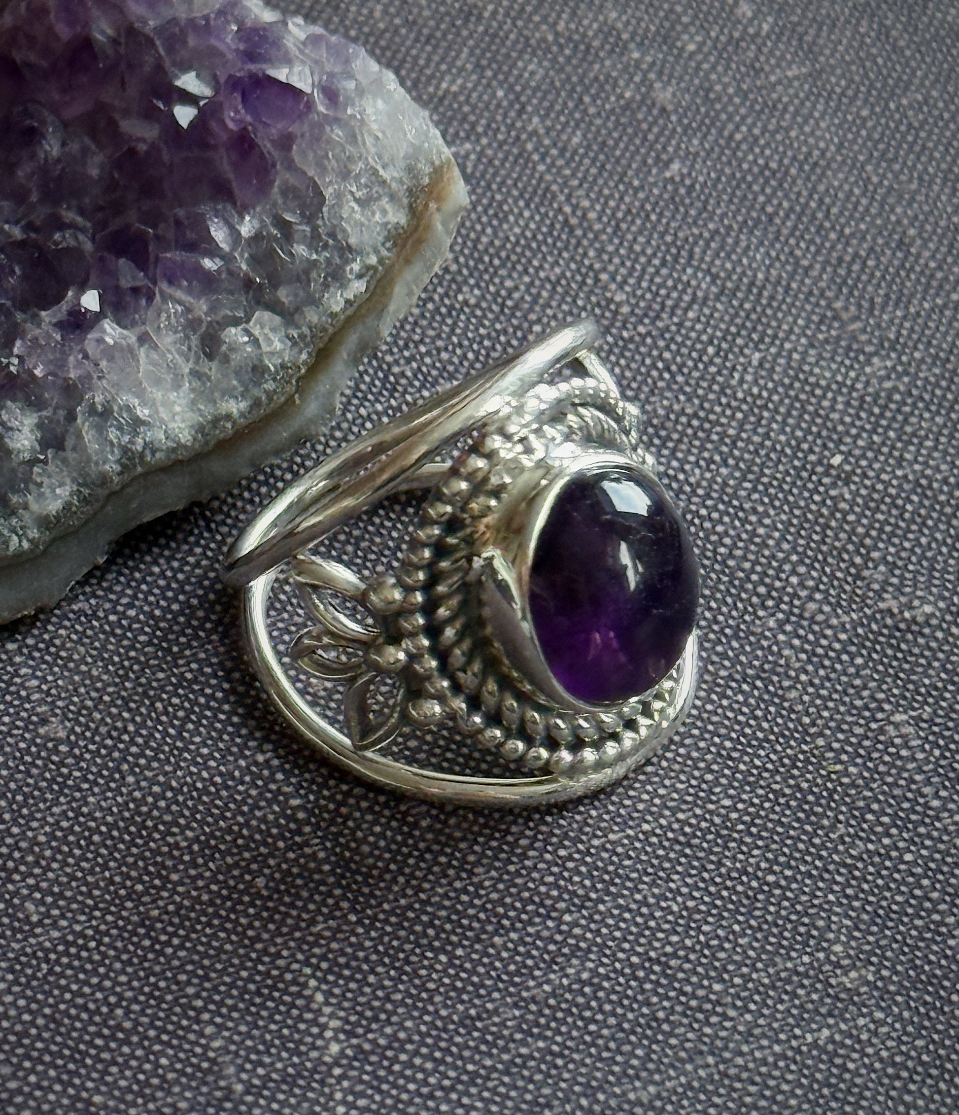 Sidabrinis žiedas su ametistu “Harmonija”