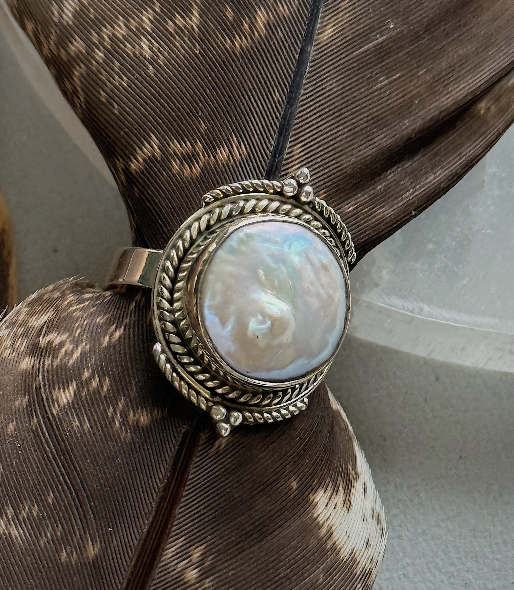 Sidabrinis žiedas su barokiniu perlu / 18 dydis