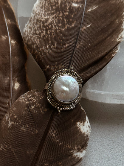 Sidabrinis žiedas su barokiniu perlu / 18 dydis