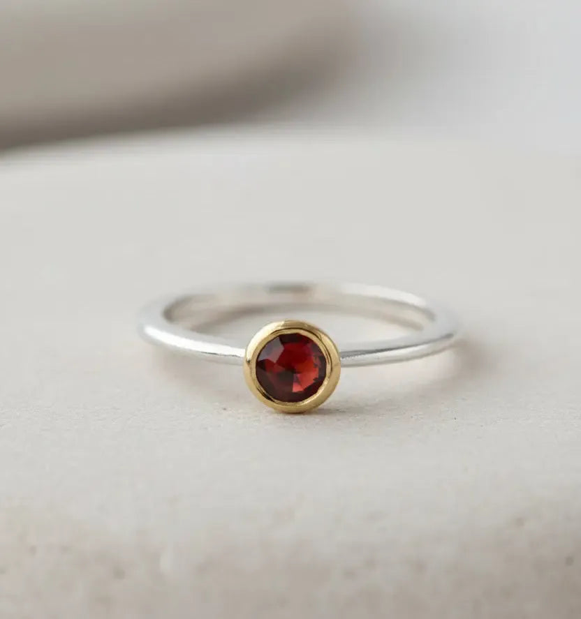 Sidabrinis žiedas su granatu