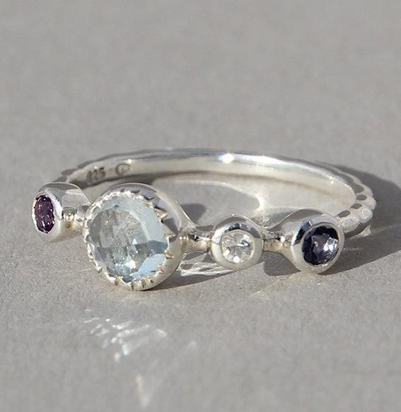 Sidabrinis žiedas su įvairiais kristalais