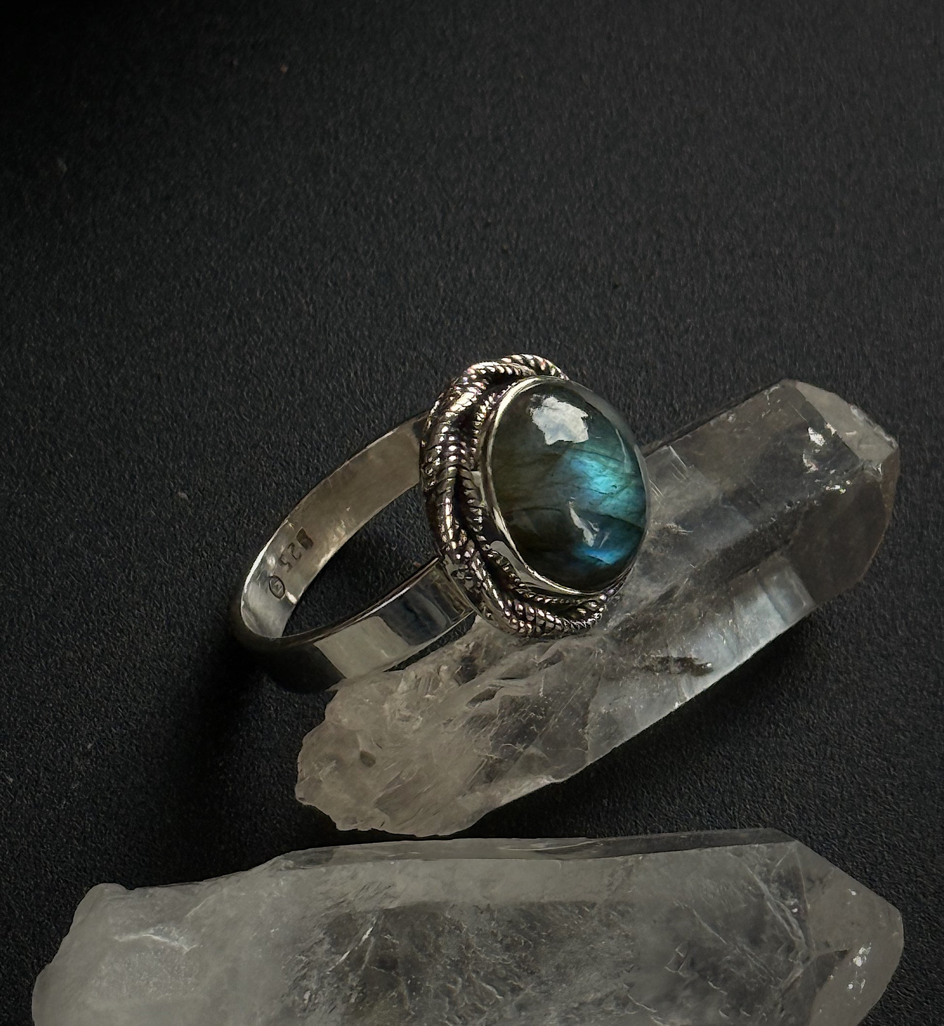 Sidabrinis žiedas su labradoritu “Saulės ratas”