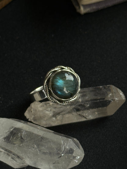 Sidabrinis žiedas su labradoritu “Saulės ratas”