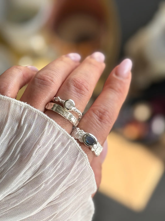 Sidabrinis žiedas su mėnulio akmeniu