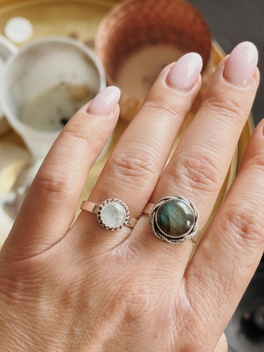 Sidabrinis žiedas su labradoritu “Saulės ratas”