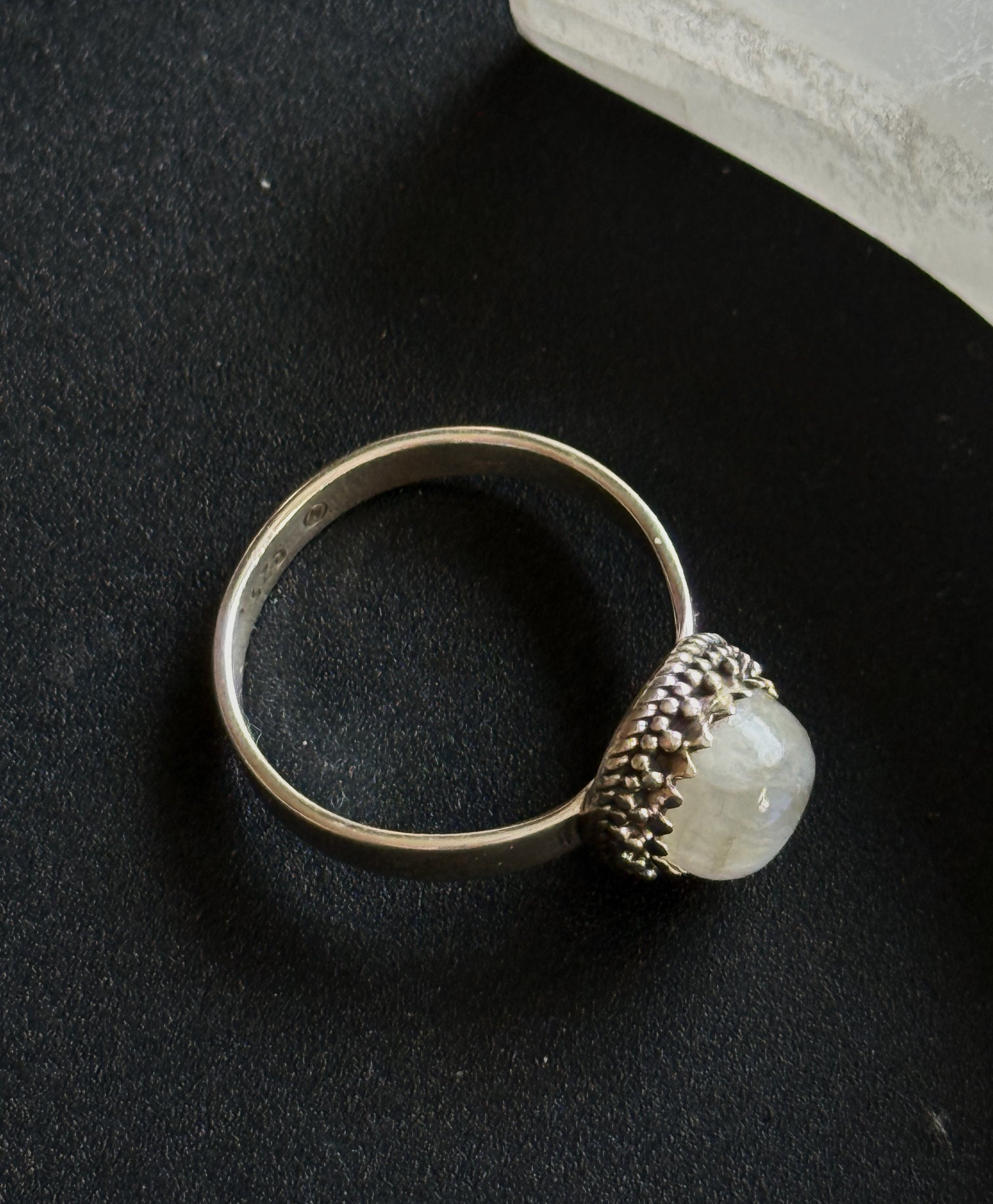 Sidabrinis žiedas su mėnulio akmeniu
