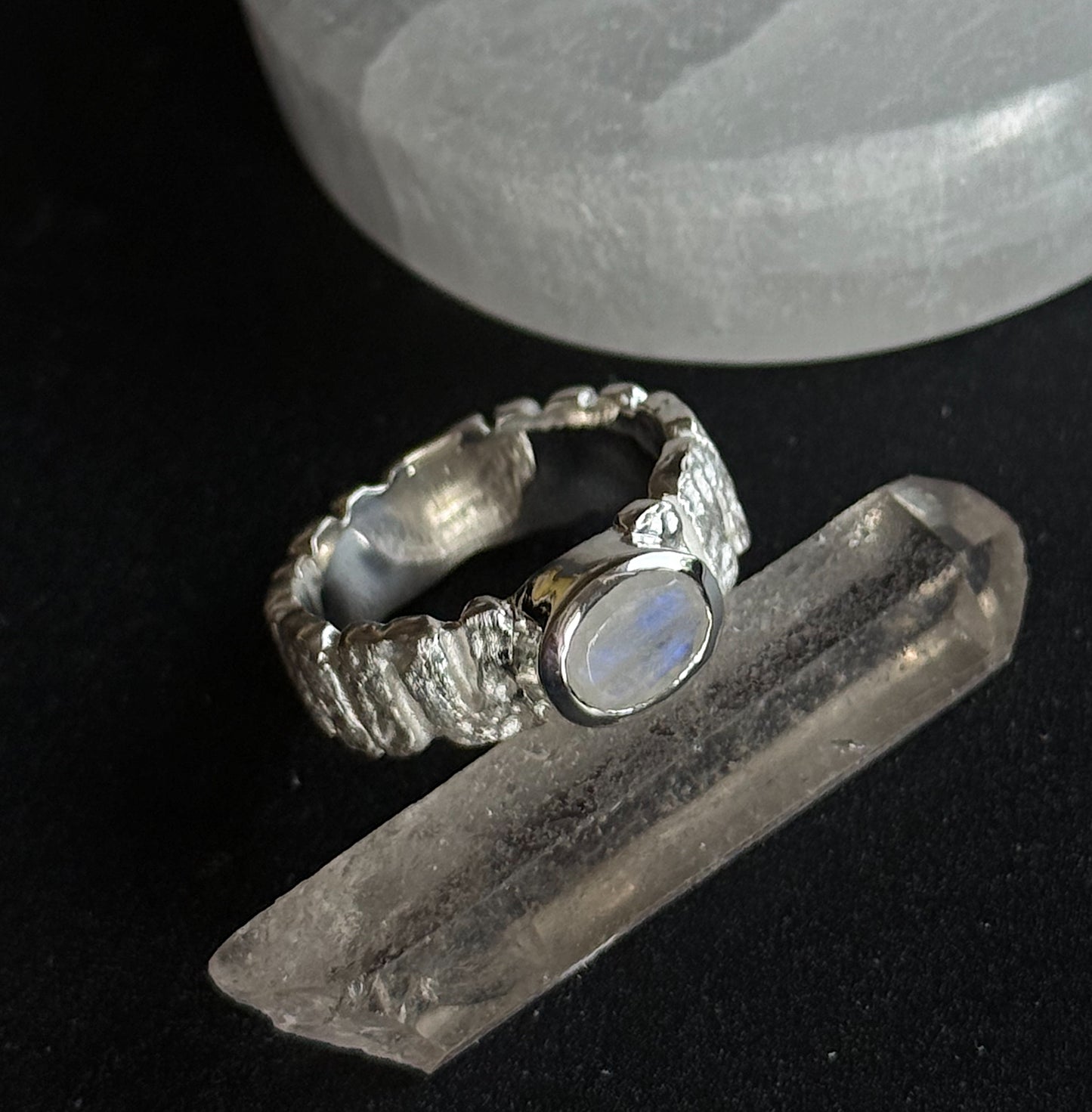 Sidabrinis žiedas su mėnulio akmeniu