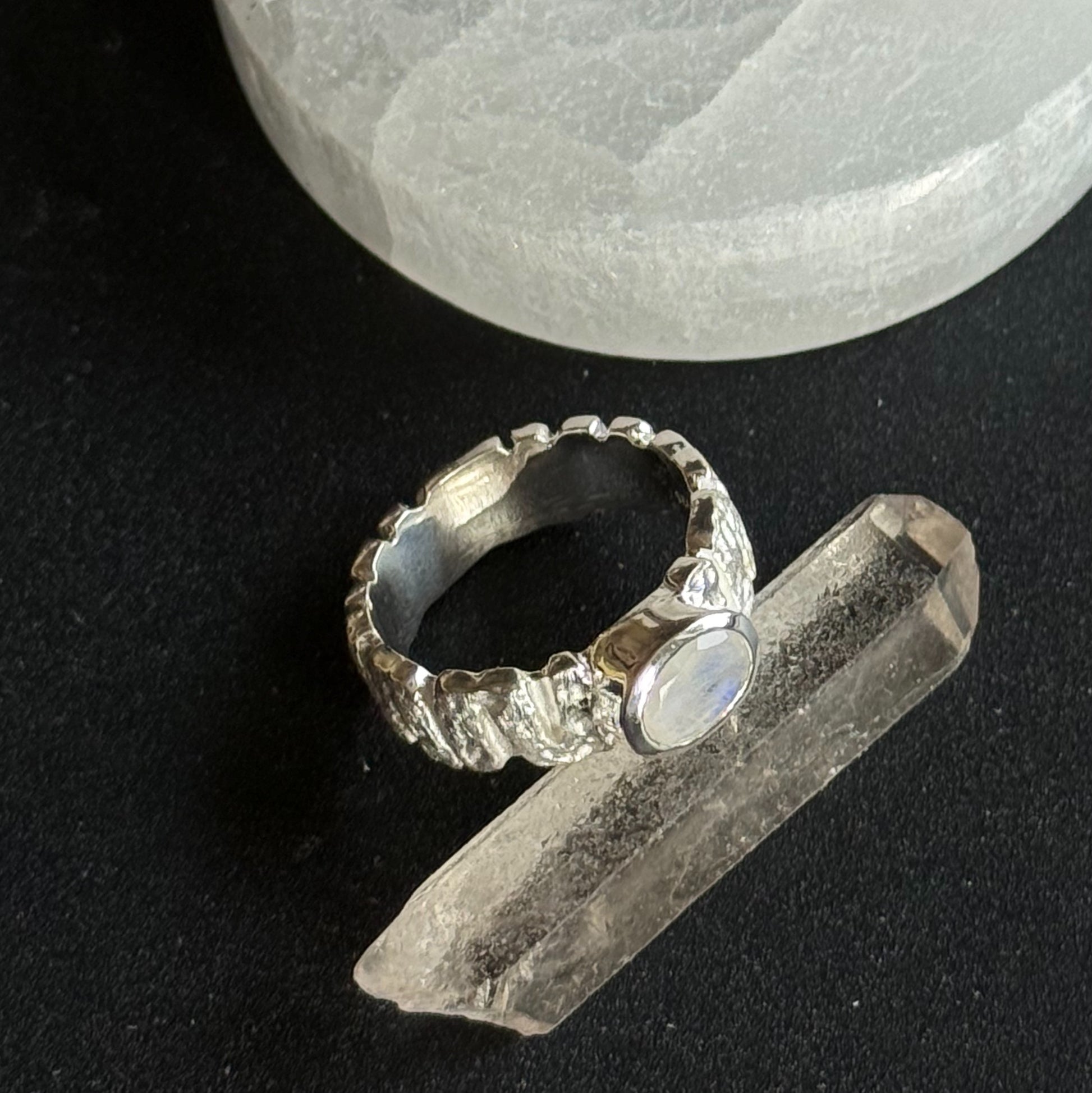 Sidabrinis žiedas su mėnulio akmeniu