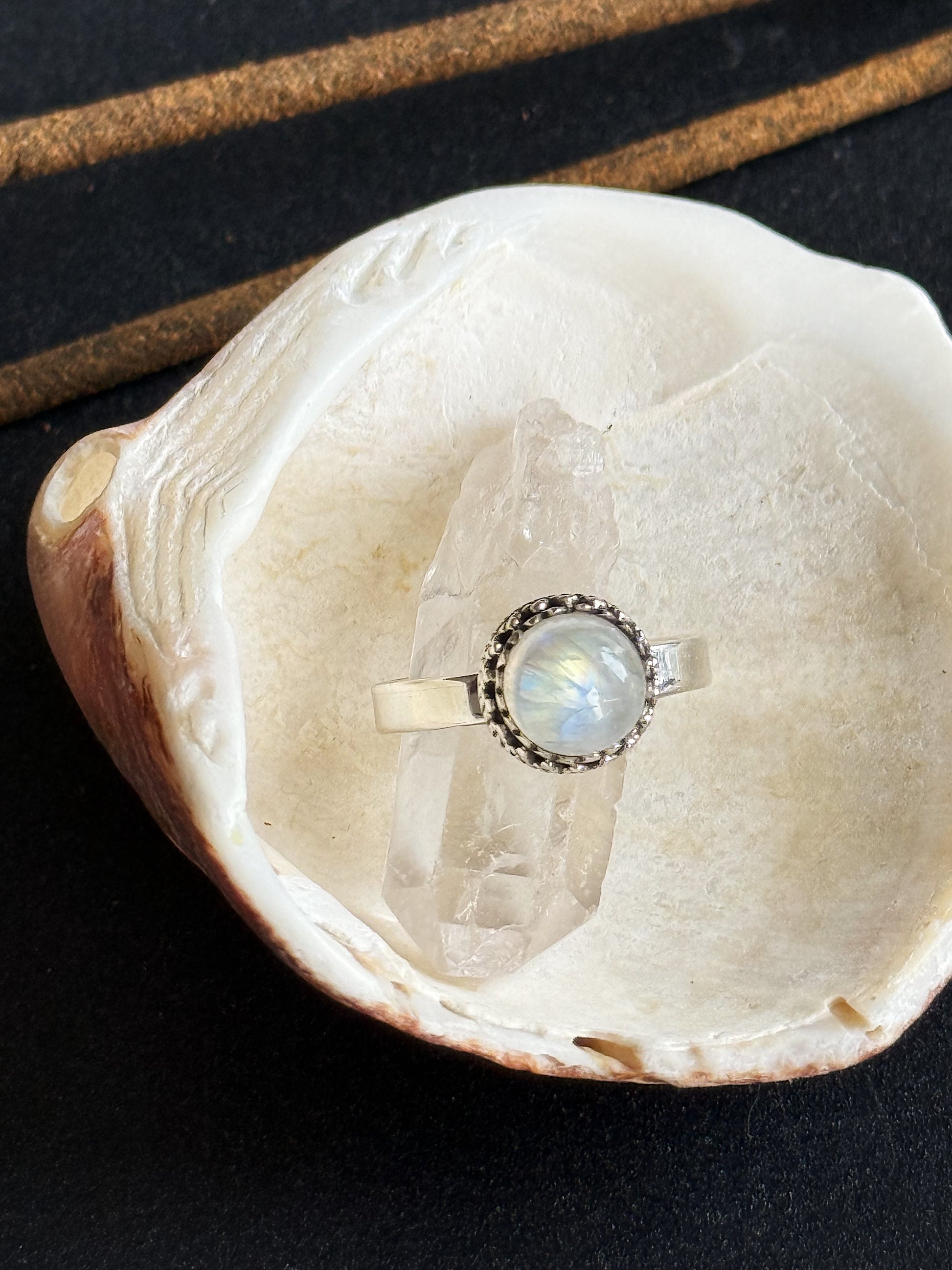 Sidabrinis žiedas su mėnulio akmeniu